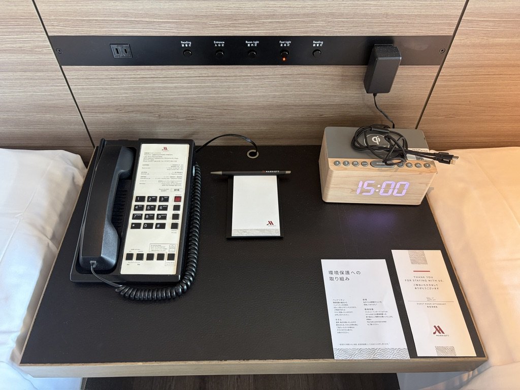 ベッドサイドテーブル