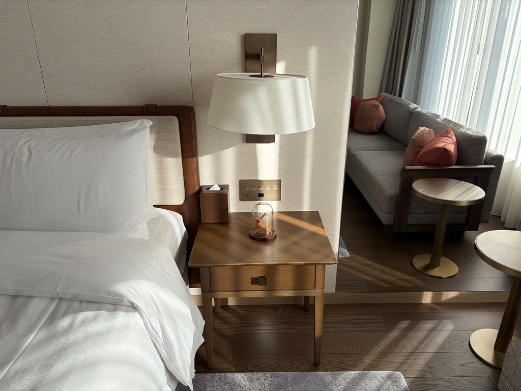 ベッドサイドテーブル